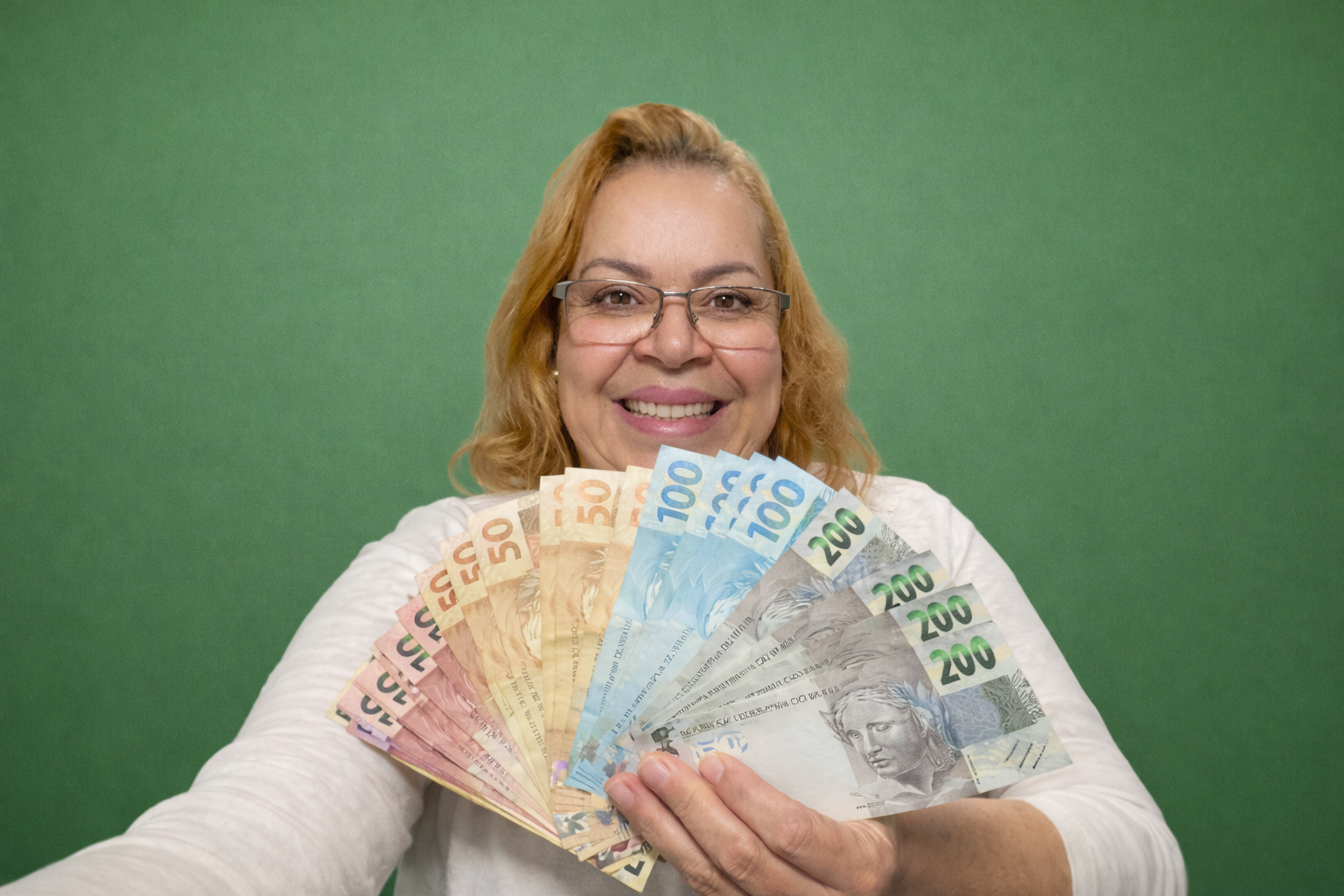 Cliente feliz com dinheiro